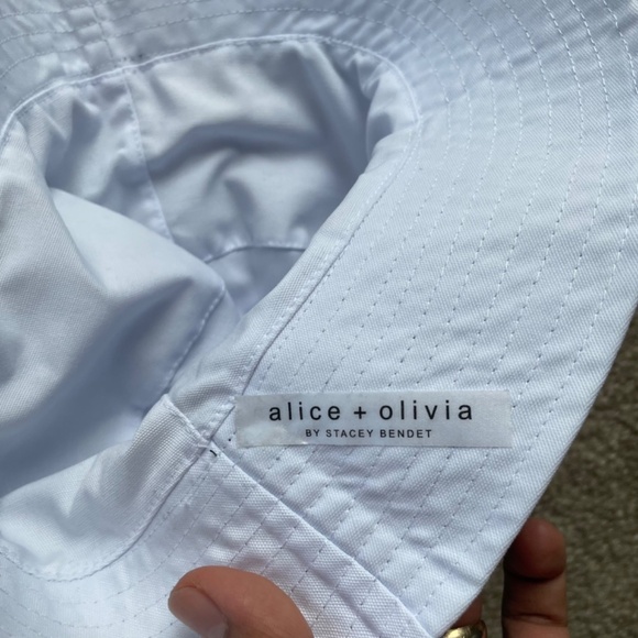 Alice & Olivia X Fabfitfun Reversible Bucket Hat - Picture 6 of 7